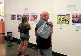 Dos visitantes de Tarragona, en la exposición en el Centro de Interpretación de los Sotos del Ebro.