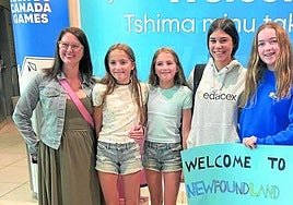 Irene Gil, de Haro, cuando fue recibida en el aeropuerto por su familia canadiense.