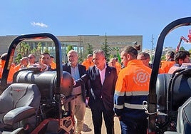 El alcalde Escobar y el concejal López, este lunes, durante la presentación del personal y la maquinaria de 'Logroño Verde'.