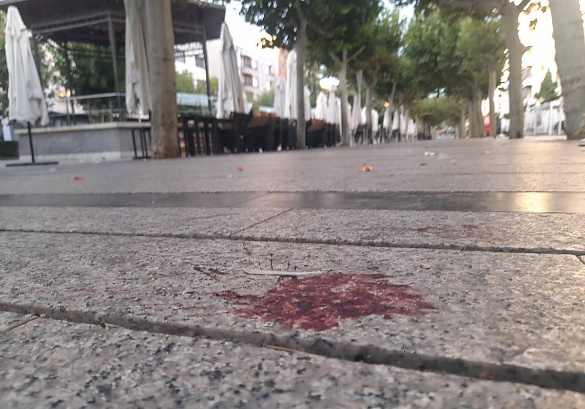 Restos de sangre tras el apuñalamiento producido con un destornillador en el quiosco del paseo del Mercadal de Calahorra.