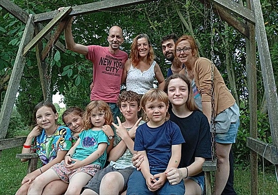 Las dos nuevas familias de Villarejo posan al completo.