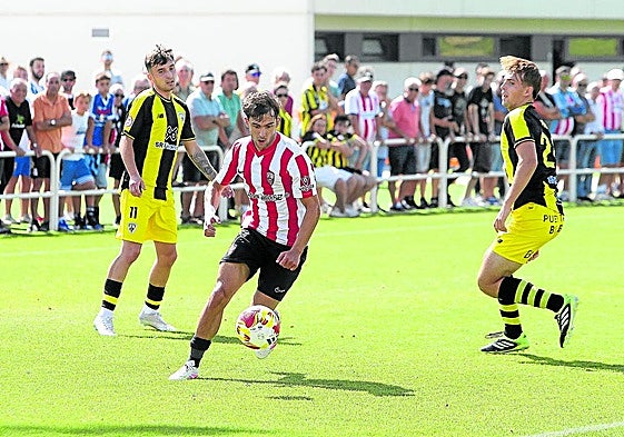 Iker Otadui avanza con el esférico en el partido entre la UD Logroñés y el Barakaldo.