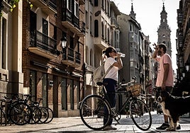 Una pareja bebe agua en Portales durante la ola de calor de agosto