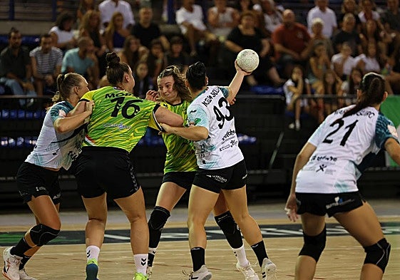 Rivadeneira intenta conectar con Paula Morales en la posición de pivote.