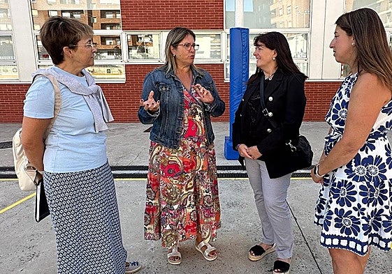 Responsables del Ayuntamiento y directora del centro, ayer.