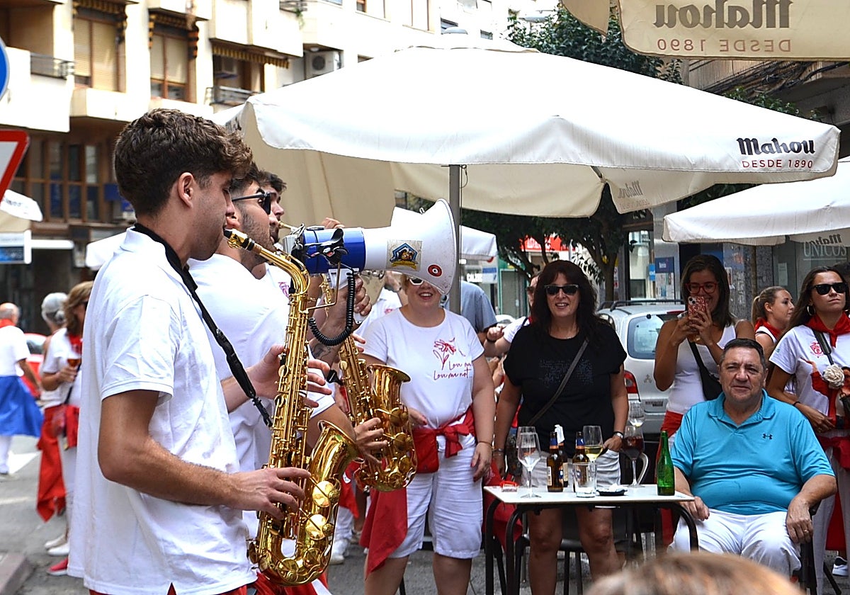 Charanga de la peña Philips, tocando en una terraza.