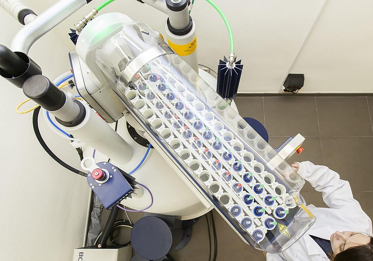 Análisis de muestras con resonancia magnética molecular.