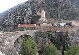 El proyecto plantea crear un mirador desde el torreón, ubicado sobre el cementerio y el puente del Cidacos.