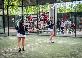 Dos jugadoras celebran un tanto, en un encuentro celebrado en las pistas de Las Norias.