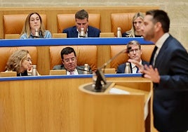 Javier García, líder del PSOE, se dirige al hemiciclo.