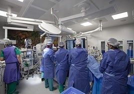 Profesionales médicos y de Enfermería durante una intervención quirúrgica en la sala híbrida del Hospital San Pedro.
