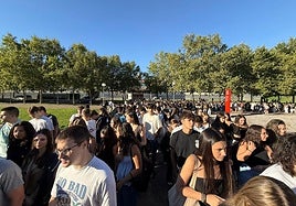 Alumnos de la Universidad de La Rioja, en su primer día en el campus.