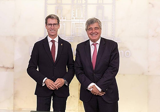 El presidente del Gobierno de La Rioja, Gonzalo Capellán, con el director general de la Fundación 'la Caixa', Josep Maria Coronas.