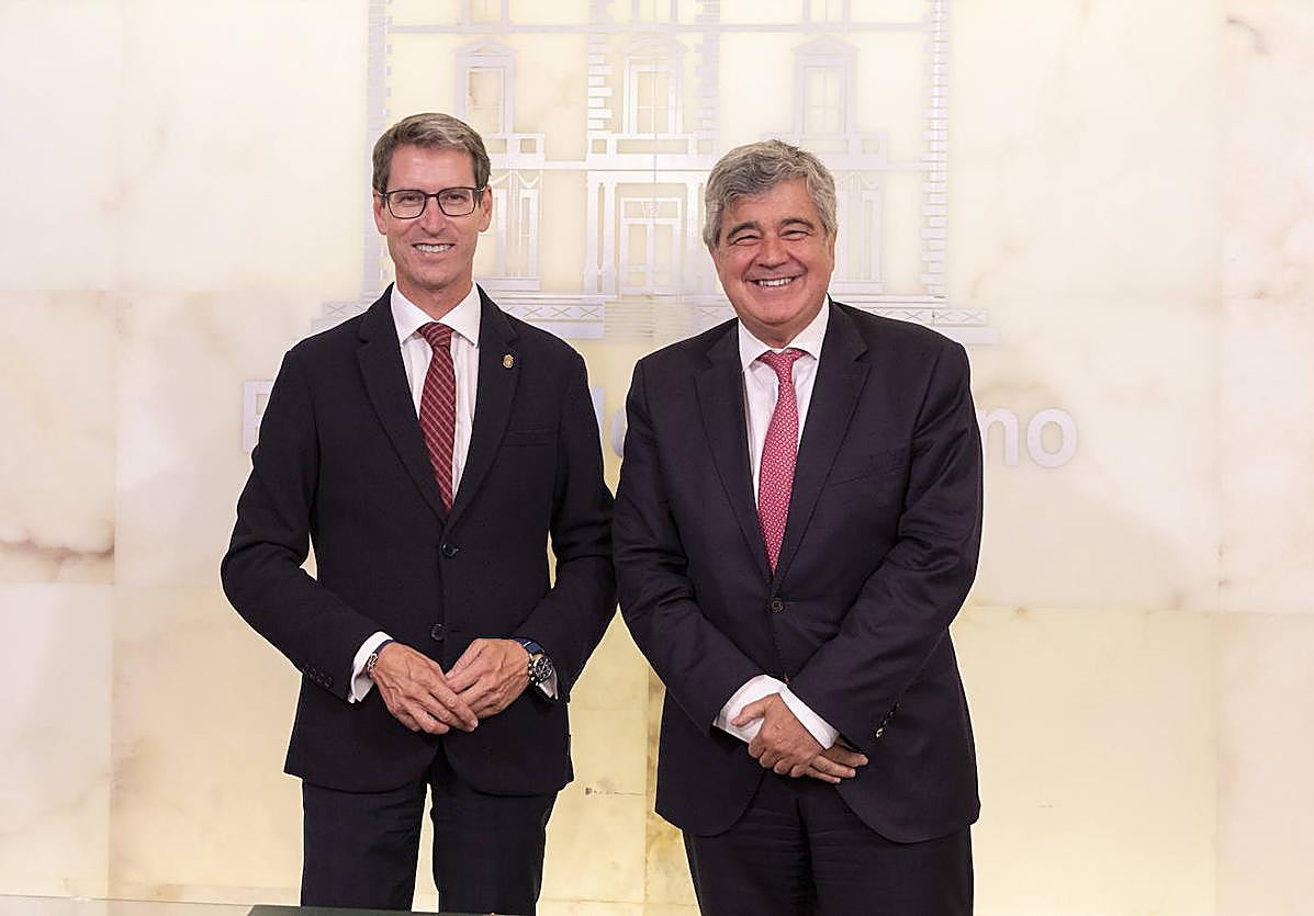 El presidente del Gobierno de La Rioja, Gonzalo Capellán, con el director general de la Fundación 'la Caixa', Josep Maria Coronas.