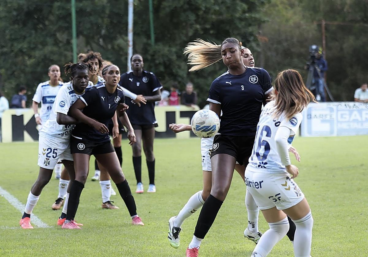 Zoe Matthews intenta zafarse de la presión de las jugadoras del Tenerife en el amistoso disputado en Isla.