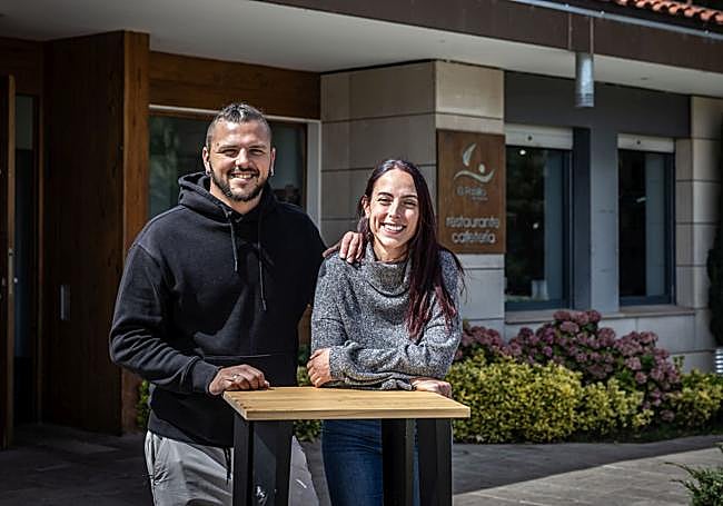 Iván y Zuleima posan en el Club Náutico El Rasillo.
