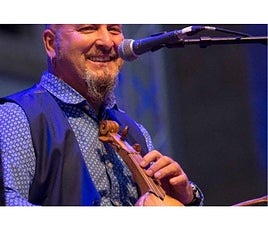 Miguel Cadavieco, con un rabel en uno de sus conciertos.