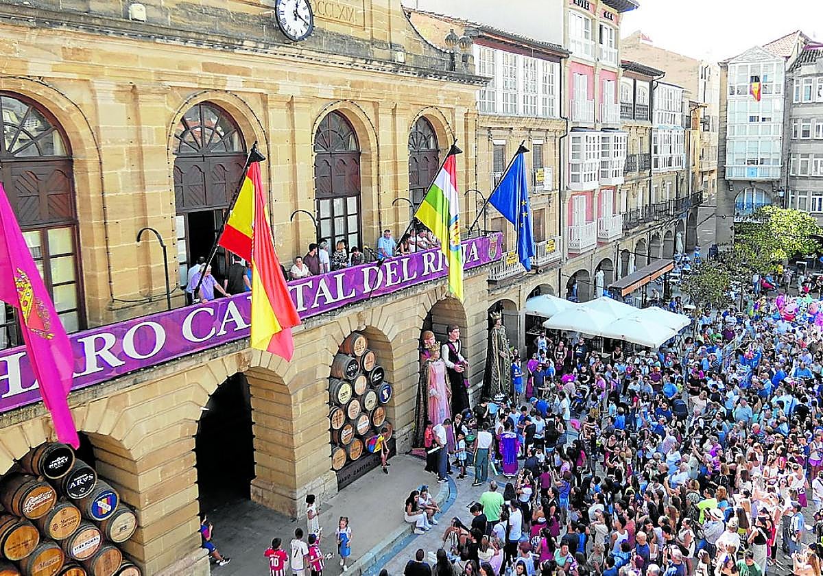 Disparo del cohete de las fiestas en honor a la Virgen de la Vega, en una imagen de archivo.