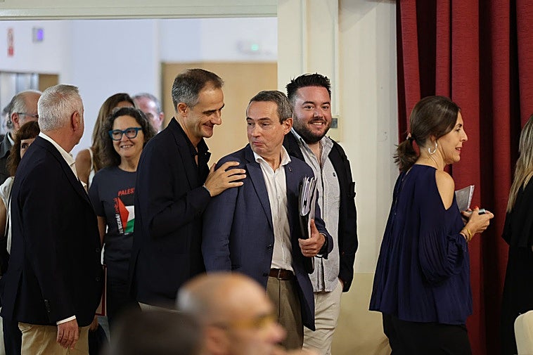 Concejales del gobierno y de la oposición accediendo al salón plenario a primera hora de la mañana.