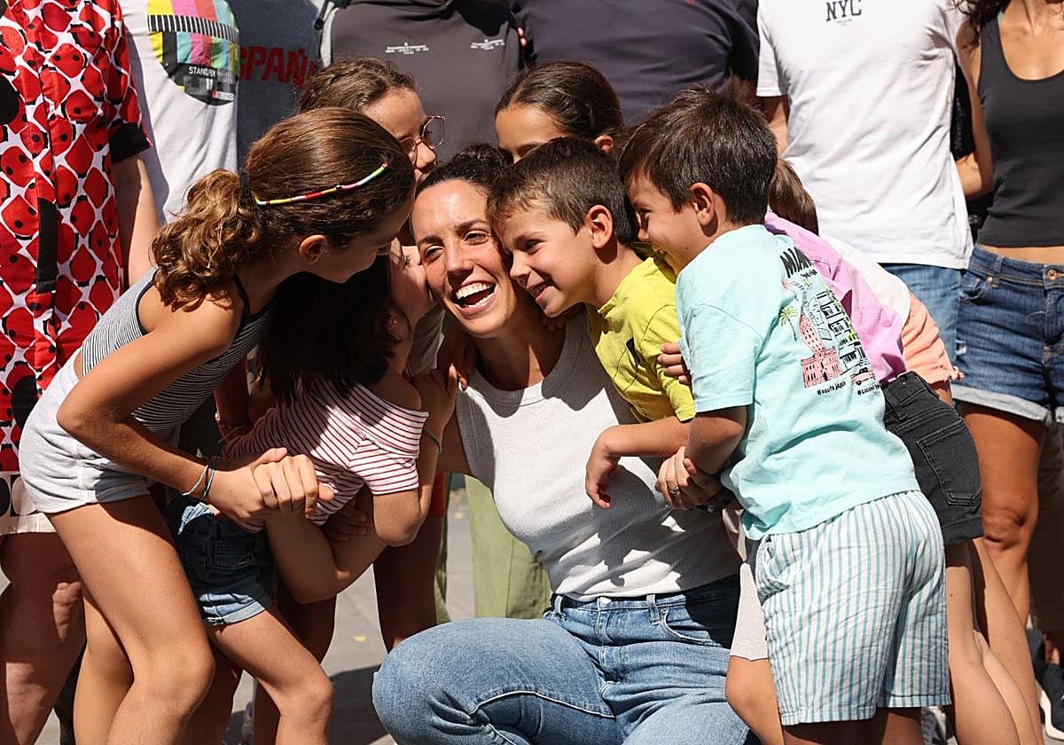 Elena Salcedo recibe el abrazo y cariño de sus sobrinos después de anunciar su retirada.