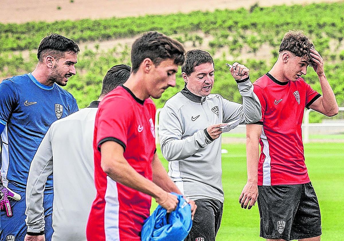 Unai Mendia da instrucciones a sus jugadores durante un entrenamiento.
