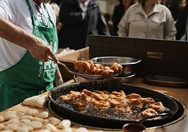 Elaboración de unos dulces en una edición anterior del mercado Haromas.