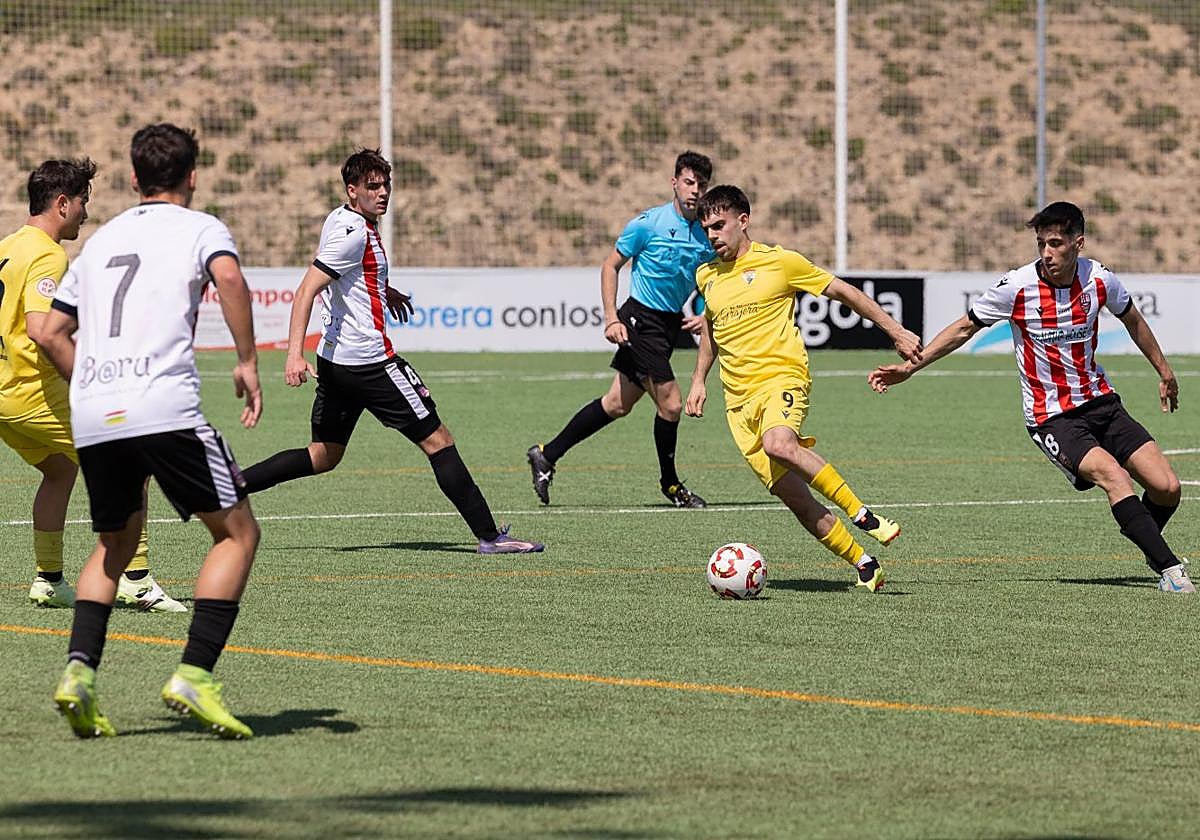 Encuentro entre Yagüe y UD Logroñés B en Valdegastea.