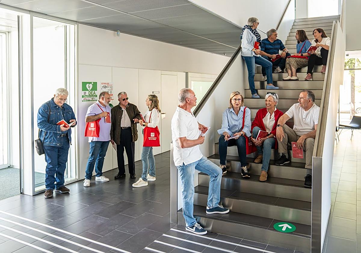 Alumnos de la Universidad de la Experiencia esperan el inicio de sus clases.