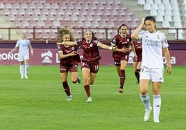 Las jugadoras del DUX Logroño celebran un gol ante el Real Madrid.