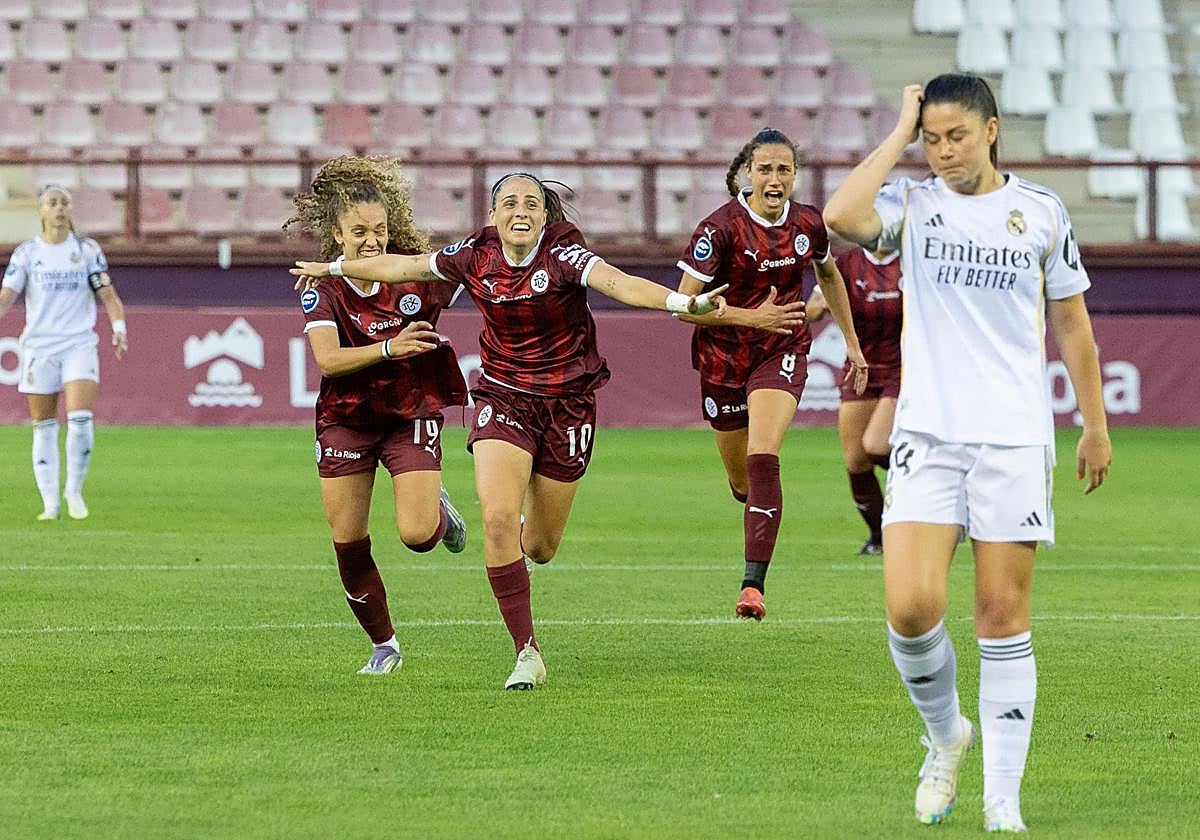 Las jugadoras del DUX Logroño celebran un gol ante el Real Madrid.