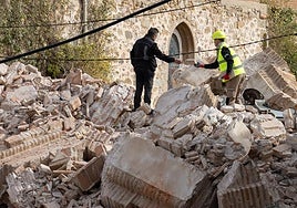 Labores de desescombro tras el derrumbe de la torre de la iglesia de Viguera.