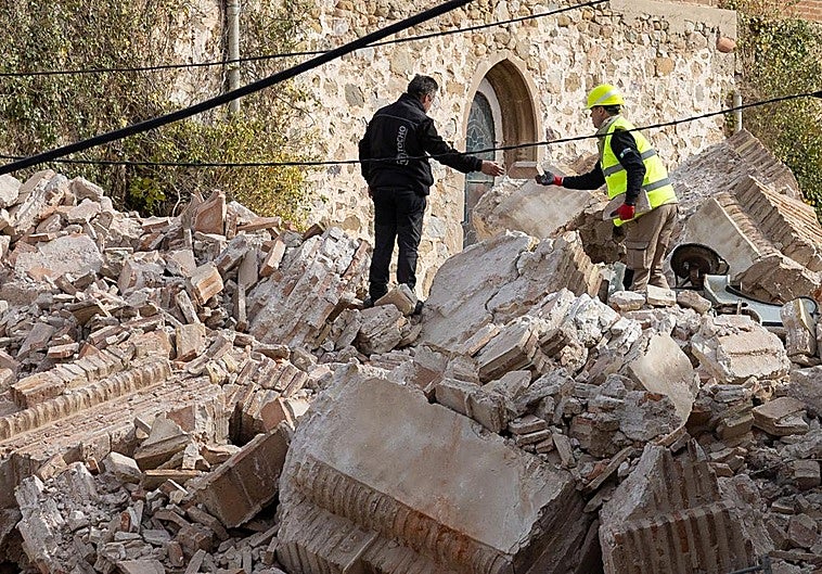 Labores de desescombro tras el derrumbe de la torre de la iglesia de Viguera.