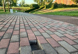 Un agujero peligroso en el parque de la rotonda de Chile, hoy en La Guindilla.