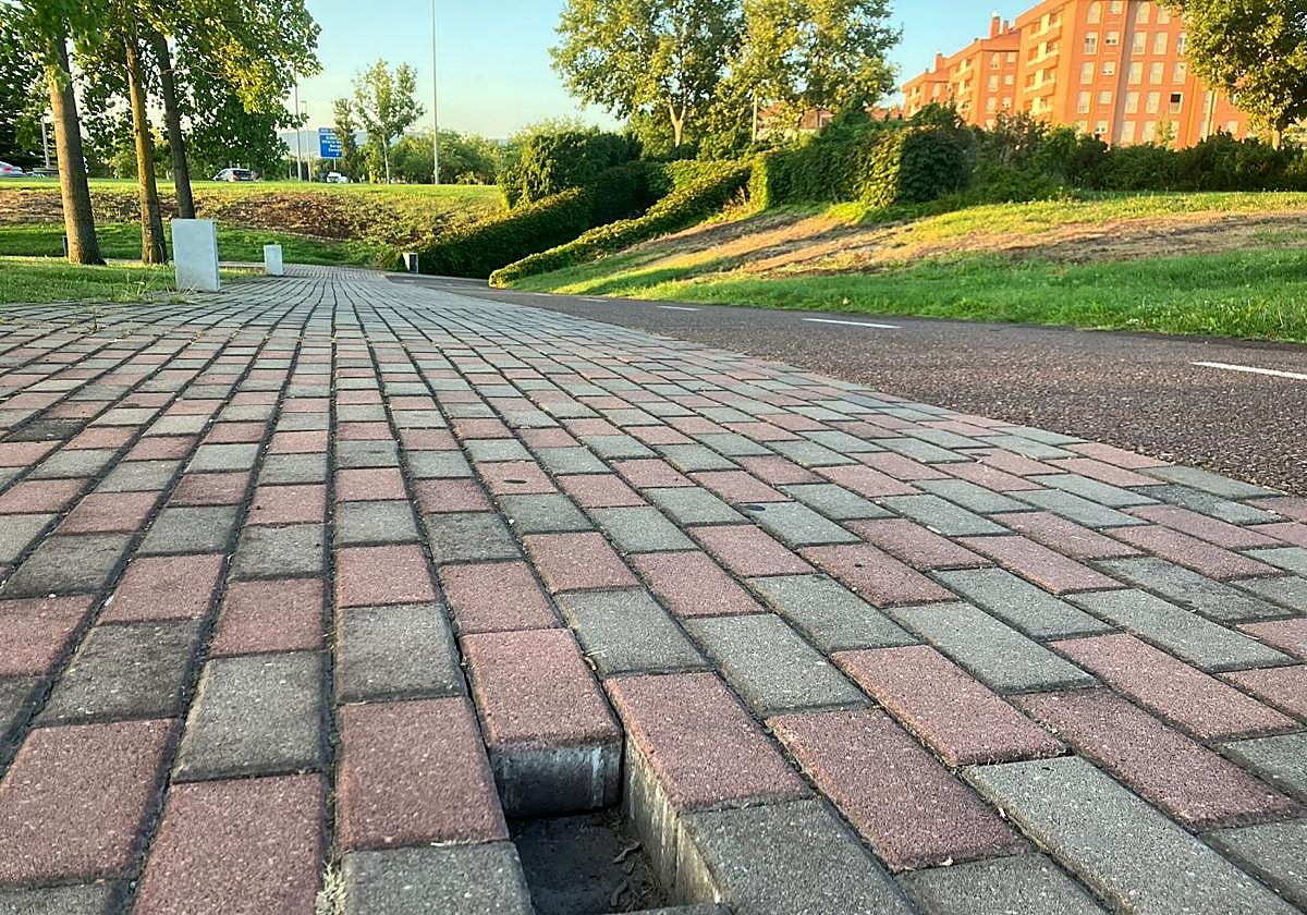 Un agujero peligroso en el parque de la rotonda de Chile, hoy en La Guindilla.