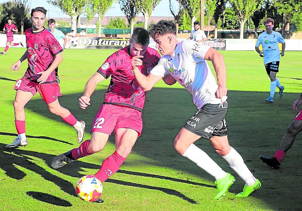 Burusco busca irse por la banda izquierda el pasado sábado ante la defensa de la Oyonesa en la final autonómica de la Copa Federación.
