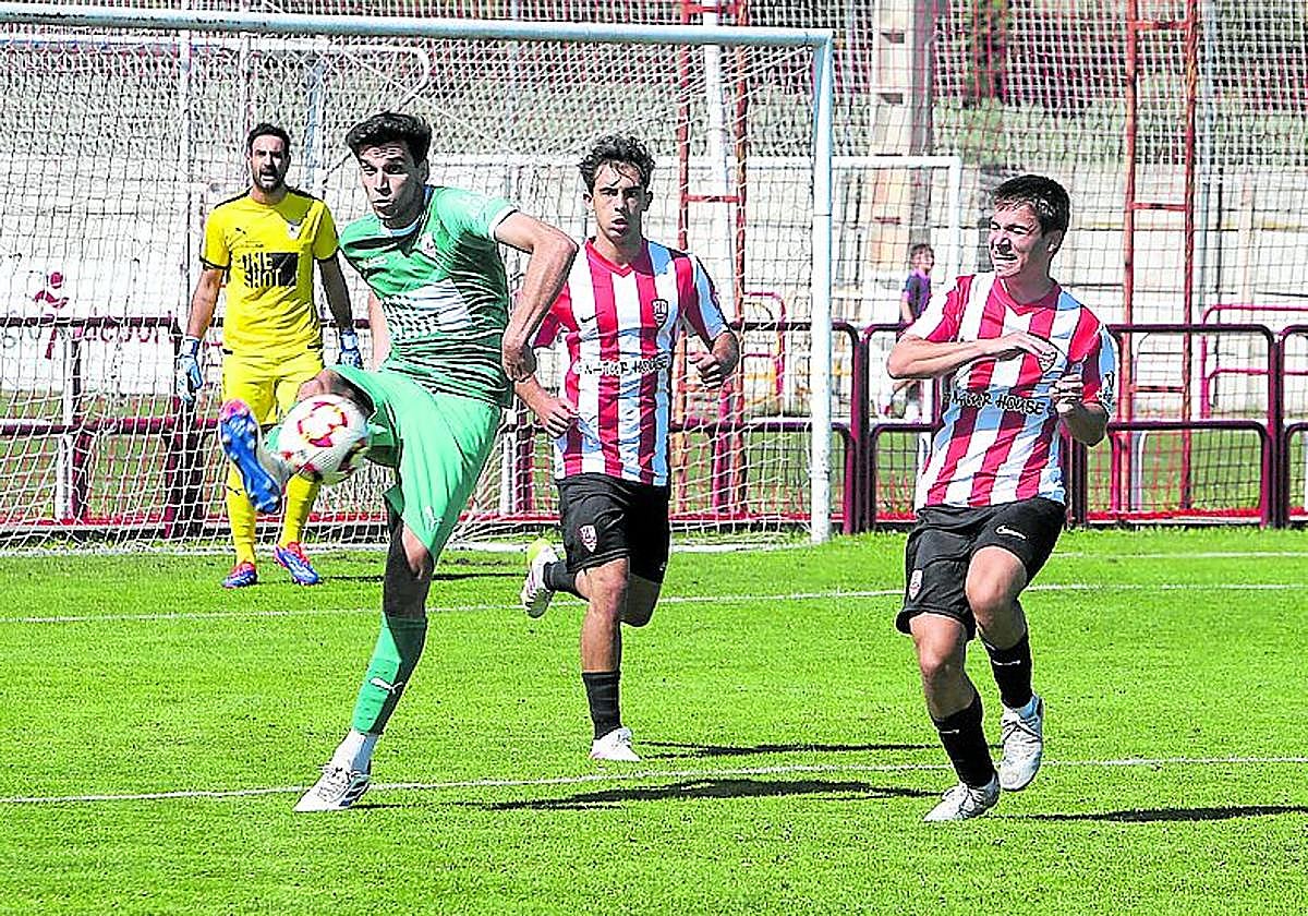 Álvaro pega el balón en el amistoso contra la UDL este verano.