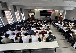 Los aspirantes haciendo el examen en la UR.