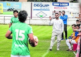 Adrián Cantabrana da una instrucción a sus jugadores durante un encuentro de pretemporada.