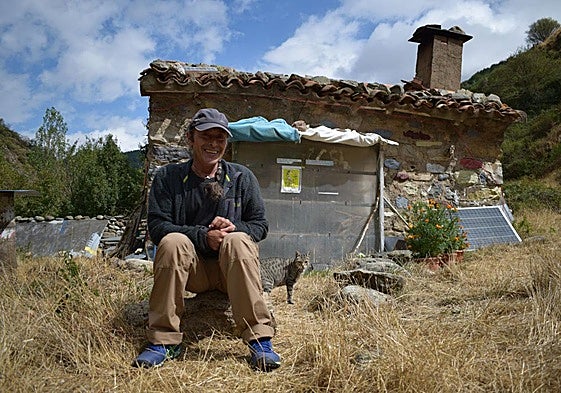 Sergio Barbero Pecharromán (Águila Solitaria) posa junto a su gato Piu en el refugio de Tacudia, en el valle del Urbión, donde reside desde hace dos décadas.