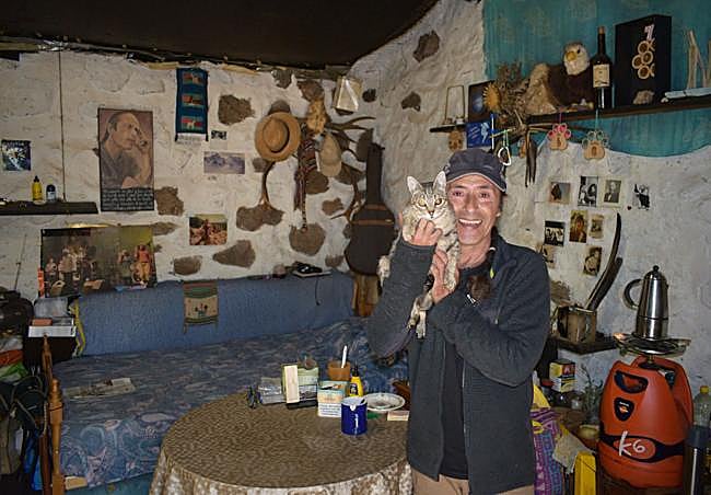 Águila Solitaria' posa dentro del refugio de Tacudia junto a su gato Piu.