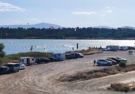 Windsurfistas, ayer sábado, en el pantano calagurritano.