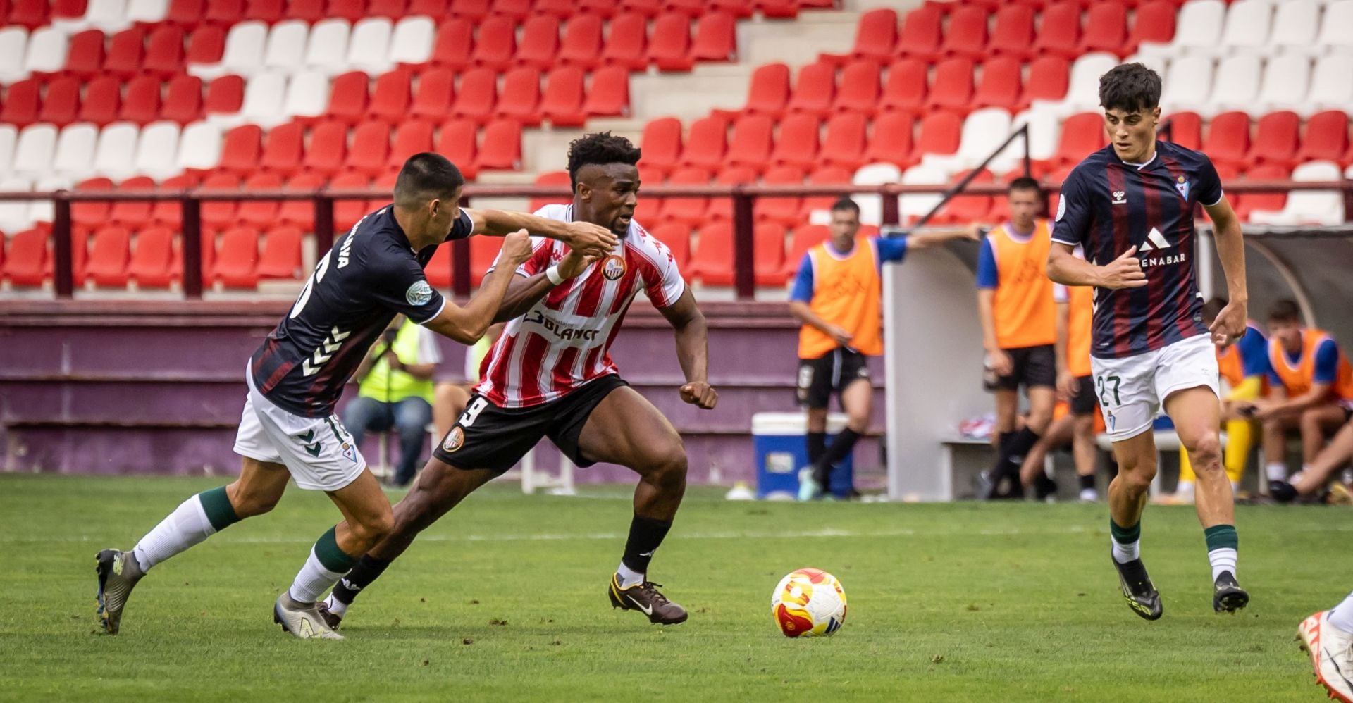 La SDL gana al Eibar en Las Gaunas