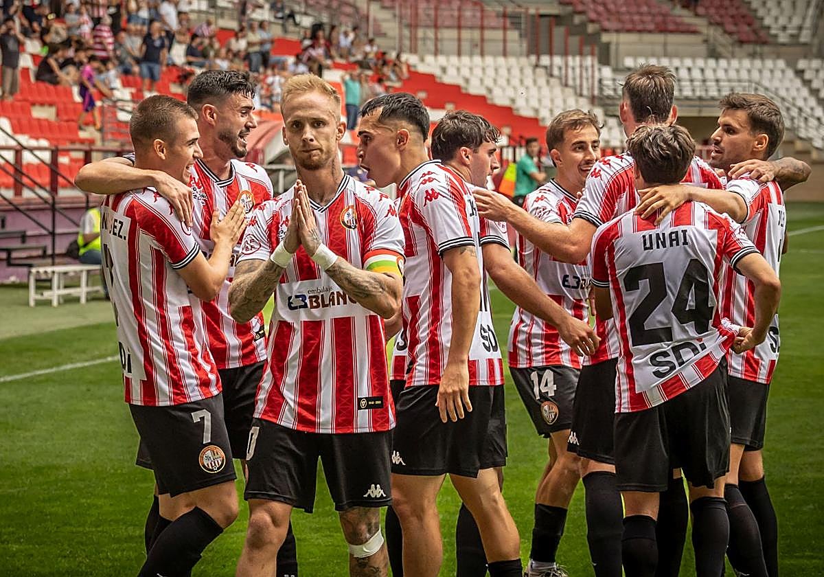 Sergio Gil celebra su tanto ante el Eibar B.