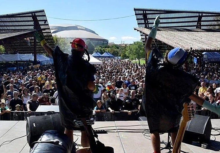 Concierto de Los Gandules en el Espacio Peñas 2.0, que el Ayuntamiento quiso convertir en la Terraza de San Mateo.