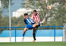 Edu Cabetas despeja el balón en pugna con Aimar, jugador del Alavés B.