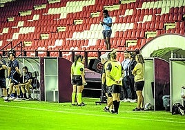 La colegiada, Alicia Espinosa, revisa la acción del penalti contra la Real Sociedad en el monitor.