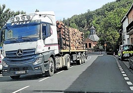 Regulación del tráfico en el puente de la N-111 en Villanueva