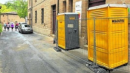 Los baños, ubicados en la entrada del centro y rodeados por una valla metálica, ayer.