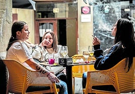 Bianca Postea y Raluca Stefan fuman en Portales en presencia de una amiga que no es consumidora de tabaco pero que también critica la prohibición de fumar en terrazas.