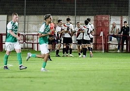 El Varea celebra uno de los dos goles que le dieron anoche la victoria ante el Moralo.